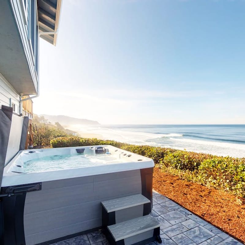 Oceanfront house with Pool table and private hot tub overlooking the ocean